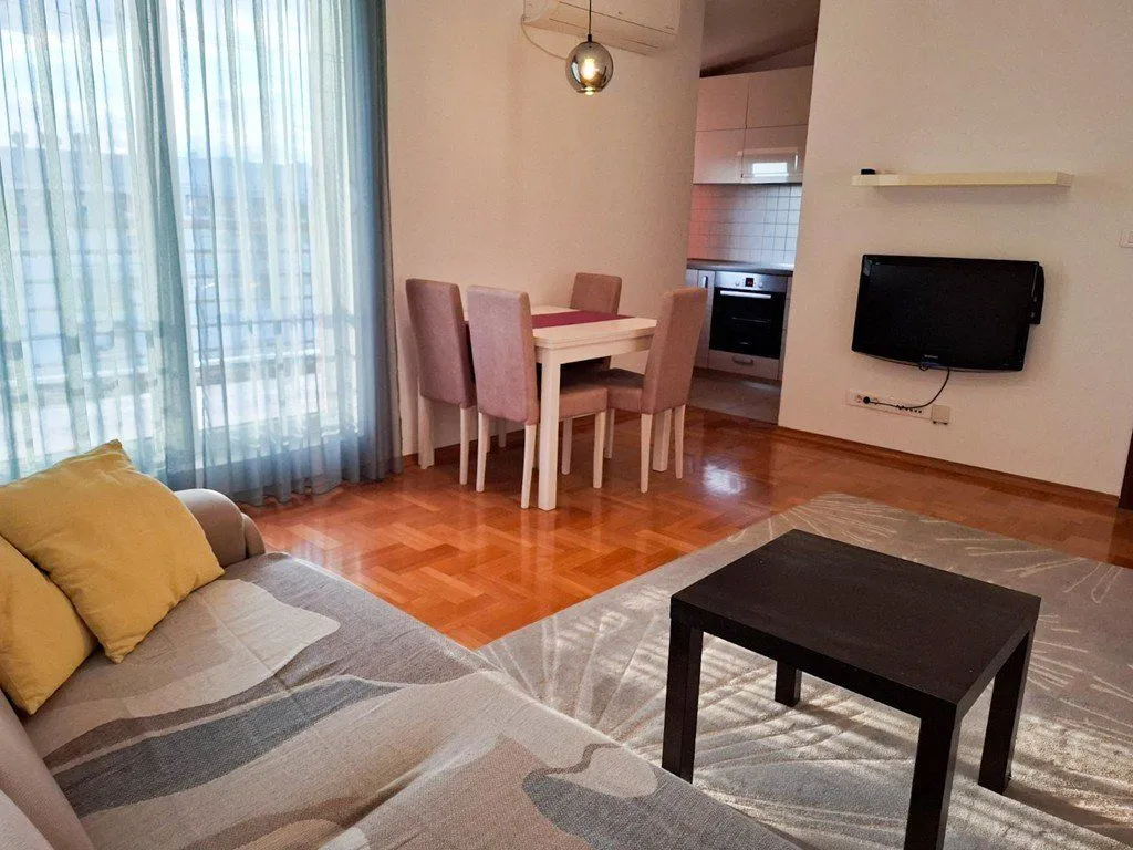 Izdavanje, dvosoban stan, 64m², Stari Aerodrom, Podgorica