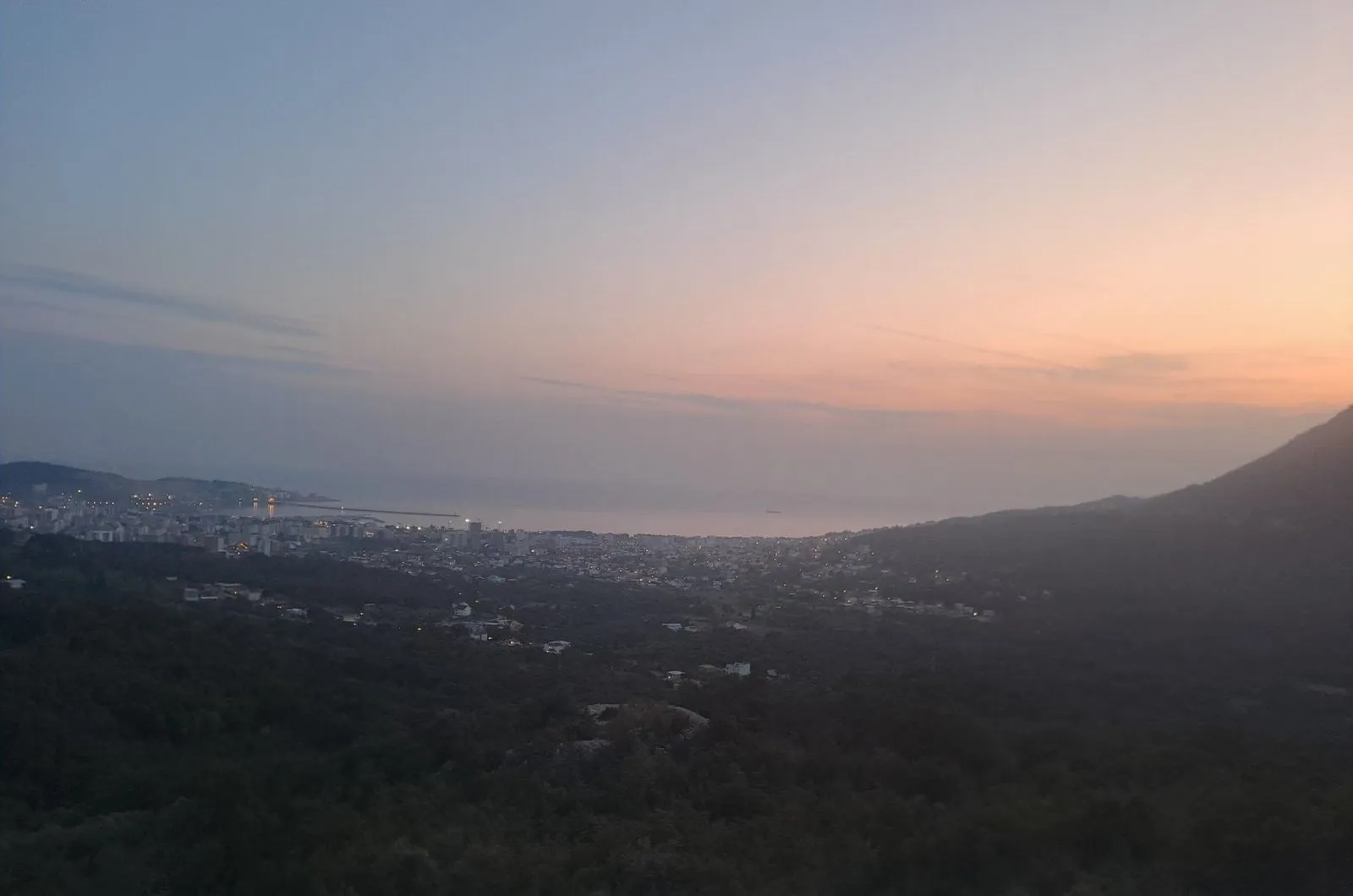 Pogled na grad i more u sumrak.
