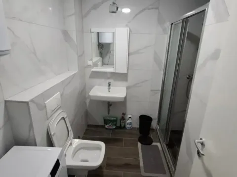 Izdavanje, jednosoban stan, 40m², Radanovići, Kotor - image 11