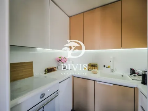 Moderna kuhinja sa belim i braon elementima i ugradnom rernom. - image 11