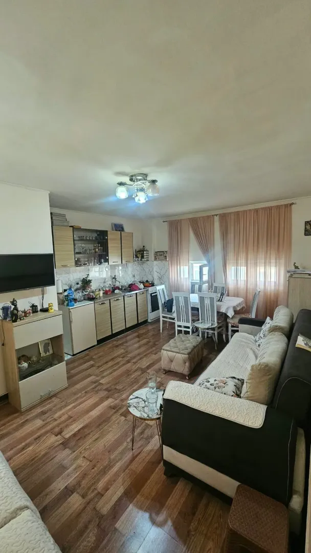 Dnevni boravak sa kuhinjom i trpezarijom.