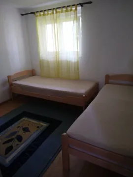 Jednostavna spavaća soba sa dva singl kreveta. - image 5