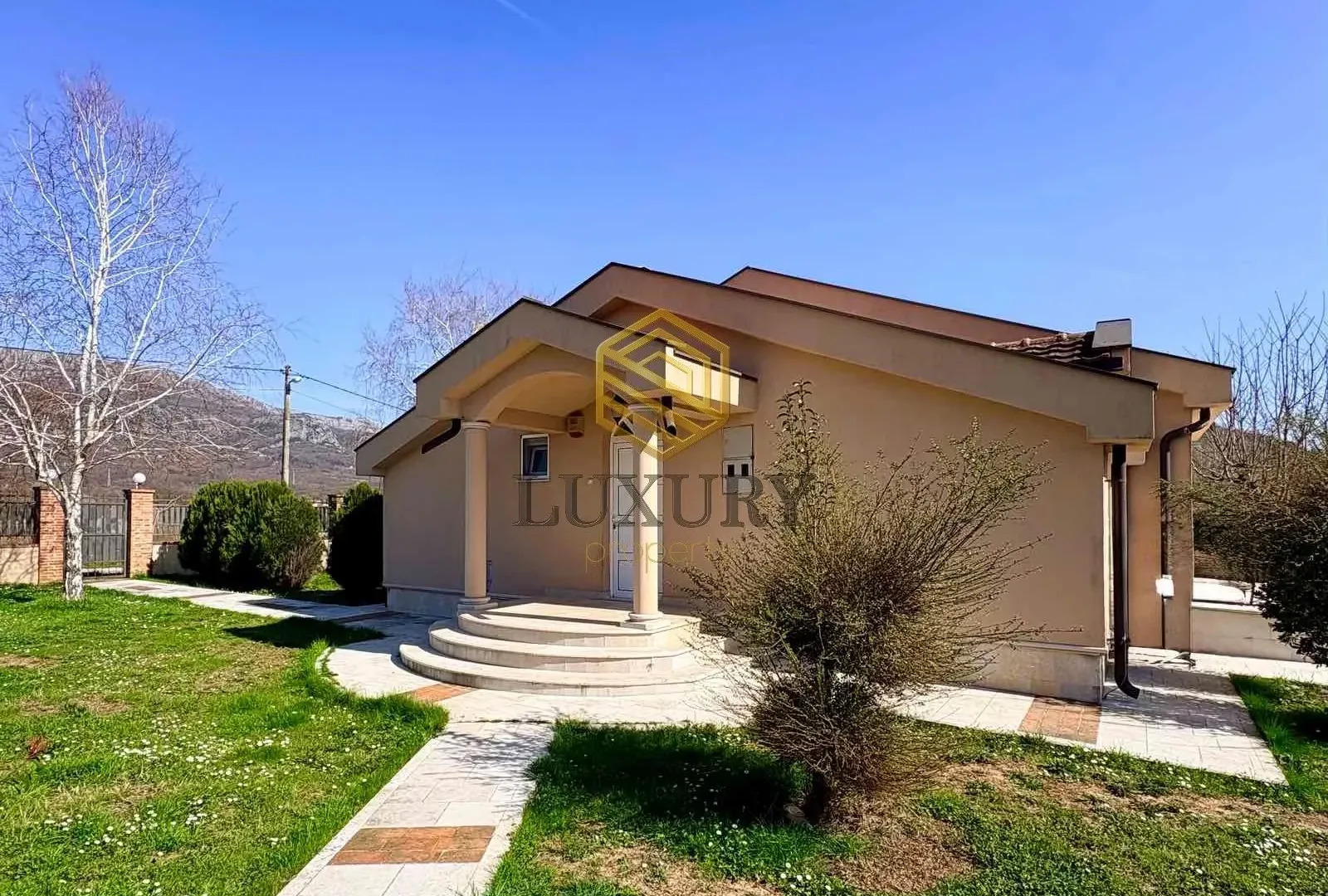 Izdavanje, kuća, 160m², Rogami, Podgorica