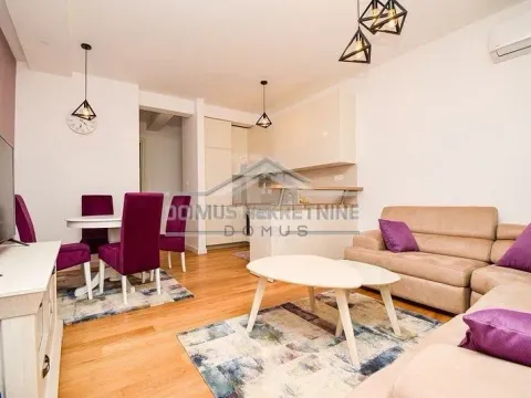 Izdavanje, dvosoban stan, 65m2, Blok 9, Podgorica Izdavanje, dvosoban stan, 65m2, Blok 9, Podgorica