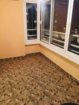 Zastakljena terasa sa podom od pločica i velikim prozorima. - image 6