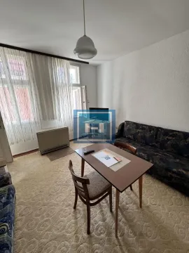 Dnevna soba sa garniturom za sedenje, trpezarijskim stolom i prozorima sa zavesama. - image 7