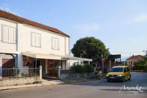 Pogled na spoljašnjost zgrade sa pekarom u prizemlju i ulicom u prvom planu. - image 18