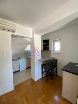 Manja kuhinja sa šankom i trpezarijskim stolicama. - image 3