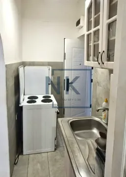 Manja kuhinja sa sudoperom, šporetom i visećim elementima. - image 6