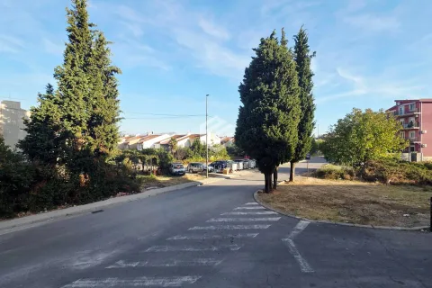 Pogled na ulicu i okolne objekte u mirnom naselju. - image 7