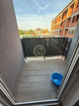 Nenamešten balkonski prostor sa keramičkim podom i pogledom na okolne zgrade. - image 11