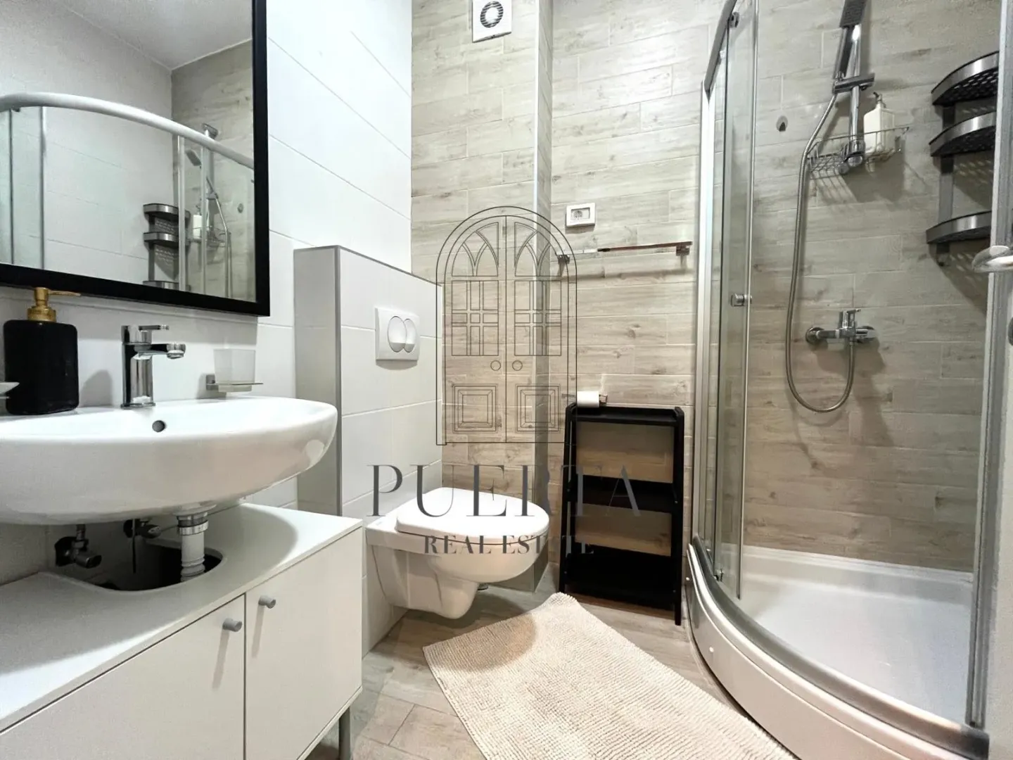 Moderne kupatilo sa tuš kabinom, umivaonikom i WC šoljom.