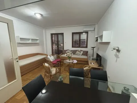 Izdavanje, garsonjera, 30m², Preko Morače, Podgorica - image 1