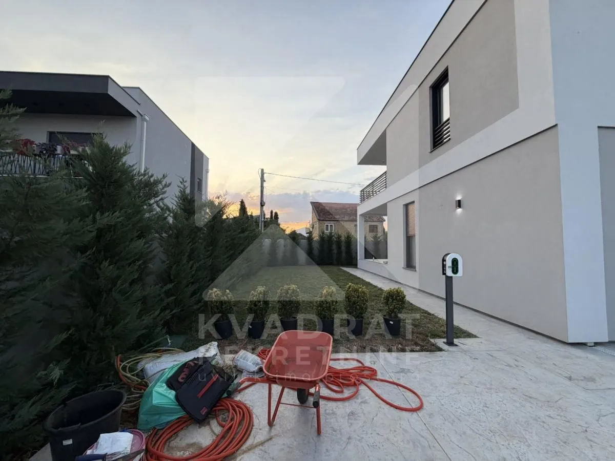 Prodaja, kuća, 225m², Gornja Gorica, Podgorica