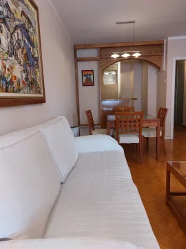 Dnevna soba sa svijetlom garniturom i trpezarijskim stolom. - image 9