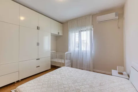 Spavaća soba sa bračnim krevetom, velikim ugradnim garderoberom i dječijim krevetcem. - image 16
