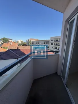 Manji balkon sa pogledom na naselje i krovove okolnih zgrada. - image 5