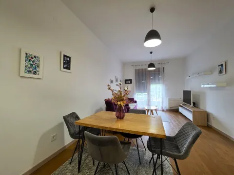 Prostrana dnevna soba sa trpezarijom i modernim nameštajem. - image 5