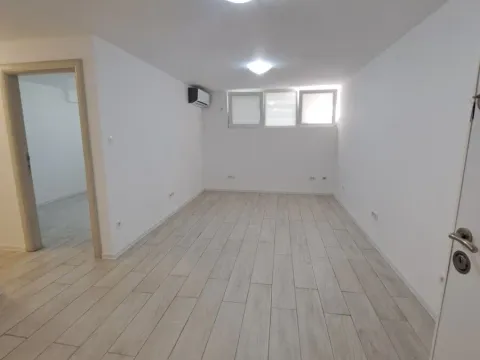 Rent, office space, 40m², Blok 5, Podgorica - image 2