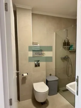 Moderno opremljeno kupatilo sa tuš kabinom i ugradnom šoljom. - image 14