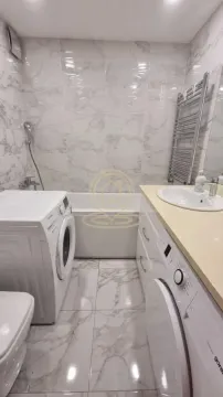 Kupatilo opremljeno sanitarijama, kadom i mašinom za veš. - image 6