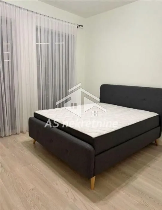 Izdavanje, četvorosoban stan, 110m², Savski Venac, Beograd