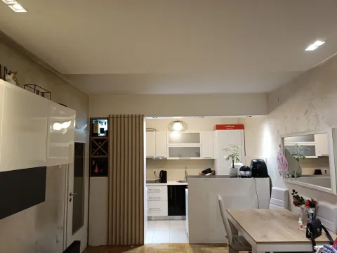 Moderna kuhinja sa trpezarijom i ugradnim elementima. - image 3