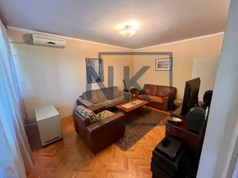 Dnevna soba sa garniturom za sjedenje, klub stolićem i televizorom. - image 2