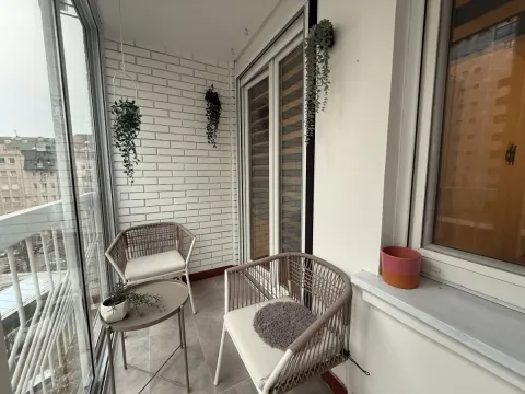 Zastakljeni balkon sa garniturom za sedenje i dekorativnim biljkama. - image 13