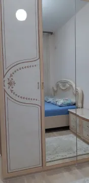 Spavaća soba sa velikim garderoberom sa ogledalom i bračnim krevetom. - image 4