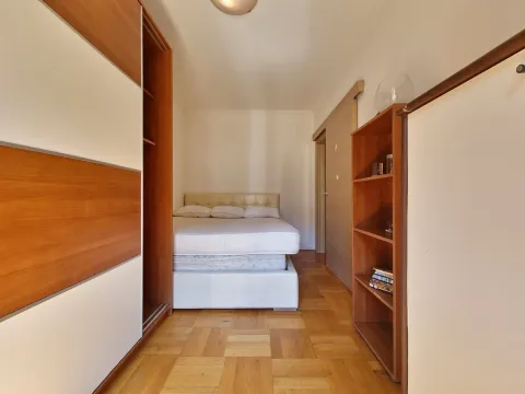Pogled na spavaću sobu sa krevetom i ugradnim plakarom. - image 4