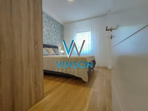 Pogled na spavaću sobu sa bračnim krevetom kroz otvorena vrata. - image 4