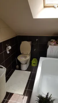 Jednostavno kupatilo u potkrovlju sa kadom i toaletom. - image 12