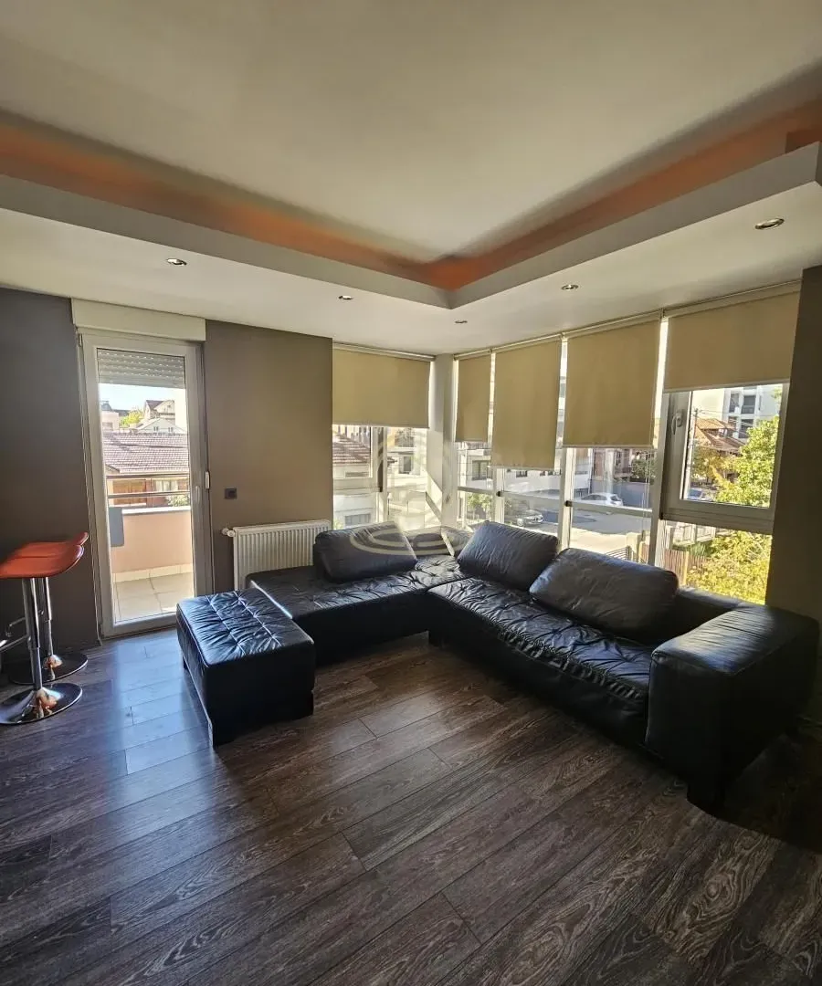 Izdavanje, dvosoban stan, 76m², Centar, Kragujevac