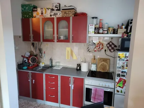 Manja kuhinja sa crvenim elementima i ugradnim kućnim aparatima. - image 5