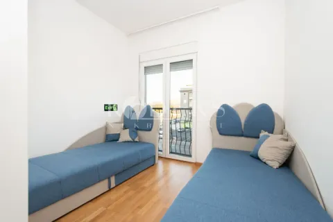 Dječija soba sa dva kreveta i izlazom na terasu. - image 6