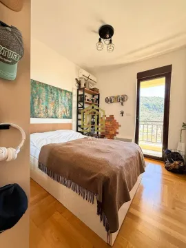 Namještena spavaća soba sa bračnim krevetom i izlazom na terasu. - image 8