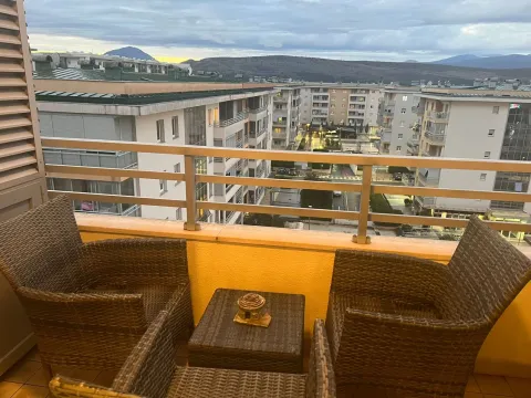Namješten balkon sa garniturom za sjedenje i pogledom na naselje. - image 20