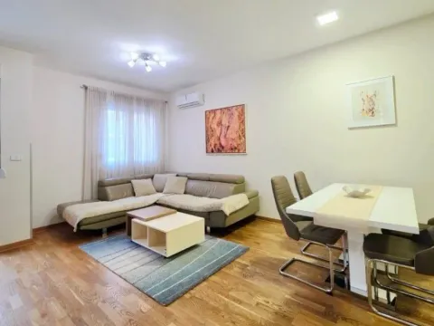 Izdavanje, dvosoban stan, 70m², City Kvart, Podgorica