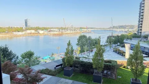 Pogled sa prozora na reku i okolno šetalište. - image 13