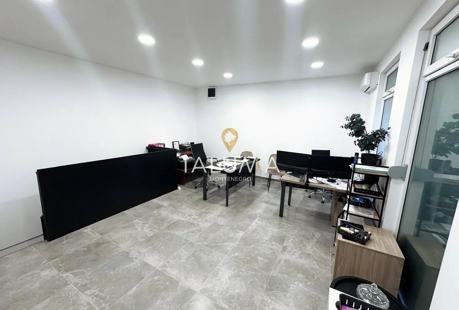 Izdavanje, poslovni prostor, 56m², Blok 9, Podgorica