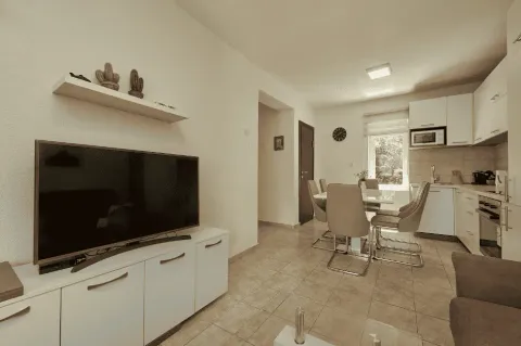 Dnevni boravak sa trpezarijom i kuhinjom u pozadini. - image 13