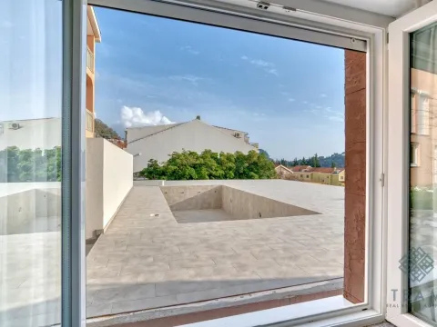 Rent, two bedroom apartment, 60m², Petrovac, Budva - image 12