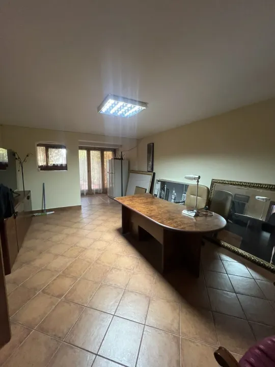 Izdavanje, kuća, 210m², Pod Goricom, Podgorica