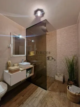 Moderno kupatilo sa tuš kabinom, umivaonikom i wc šoljom. - image 22