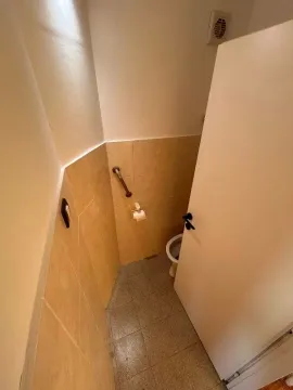 Pogled odozgo na manje kupatilo sa wc šoljom i keramičkim pločicama. - image 6