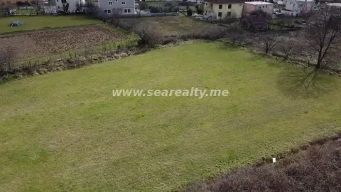 Pogled iz vazduha na ravno zemljište sa okolnim kućama. - image 6