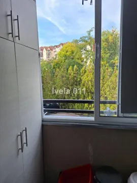 Pogled sa terase na zelene površine i okolne zgrade. - image 10