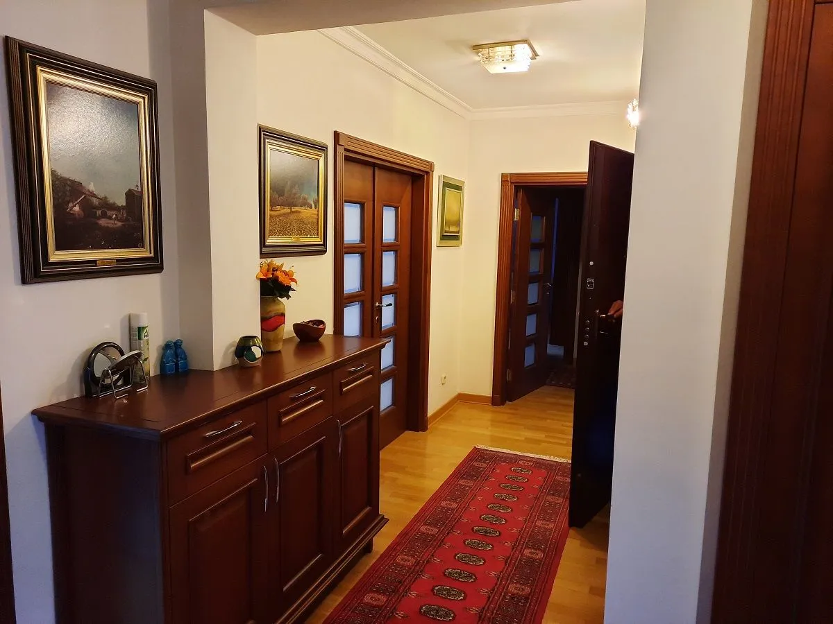 Prodaja, kuća, 350m², Bežanijska Kosa Sve Podlokacije, Beograd