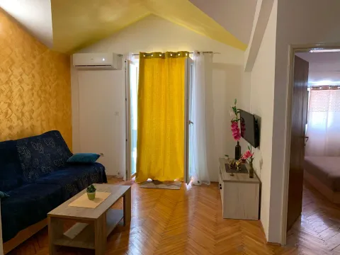 Rent, two bedroom apartment, 85m², Budva, Crna Gora - image 1
